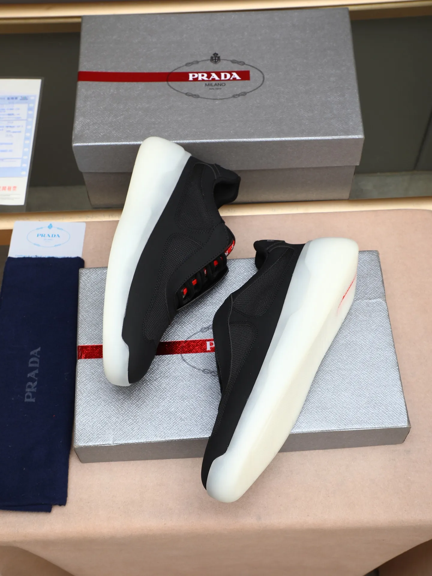 Men's shoes💰420 Prada/Prada sneakers👟! Low-top lace-up sports shoes, fashionable and elegant style. Made of top-layer cowhide leather spliced ​​with breathable mesh. Soft, comfortable and breathable. Logo lettering on the tongue. Finely crafted details. Lightweight foam sole, fashionable and versatile‼ ️size: 38-44 (45 customized